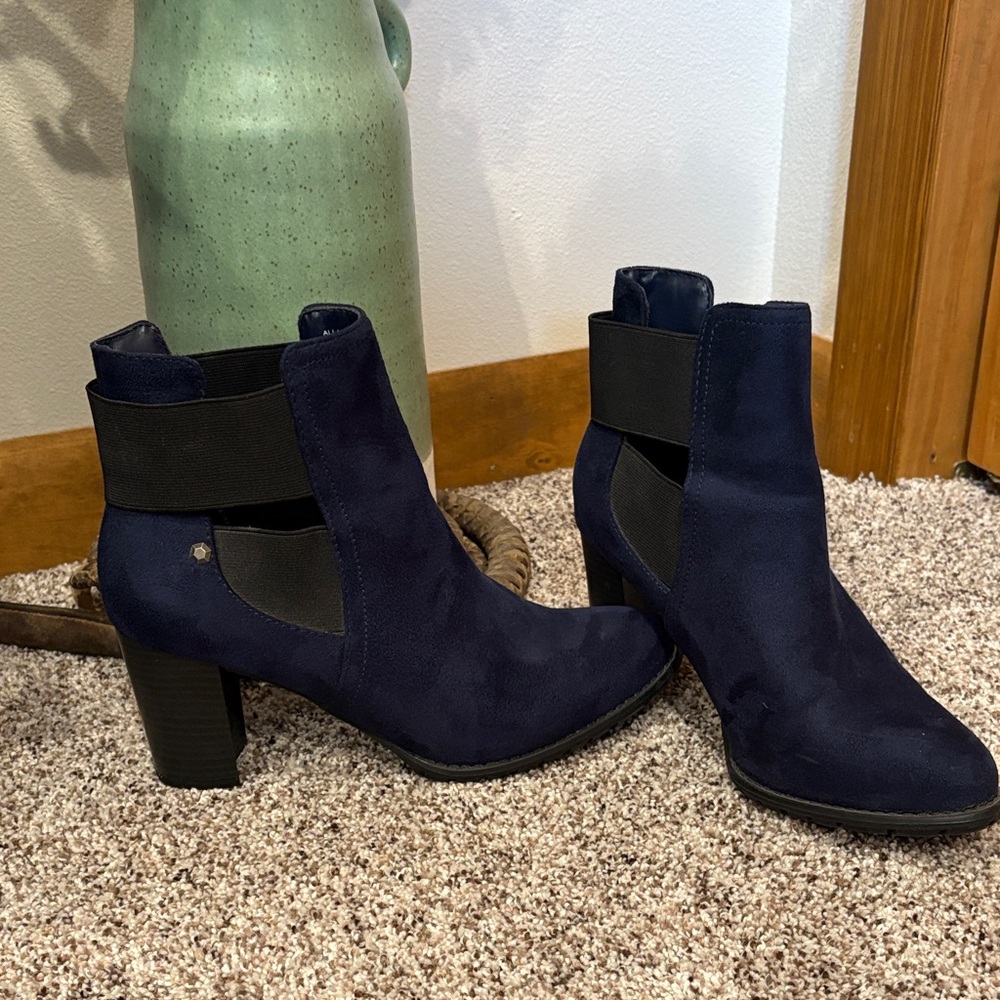 Attention Navy and Black Heeled Booties Size 8 - Picture 3 of 9